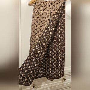 Ladies large brown and tan shawl